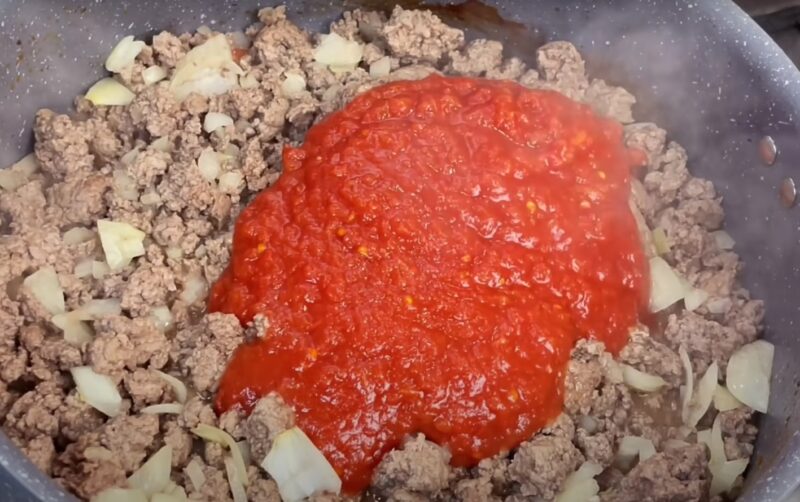 Просто выкладываю фарш прямо на картофель. Так вкусно и просто я ещё не готовила: сытная запеканка с фаршем