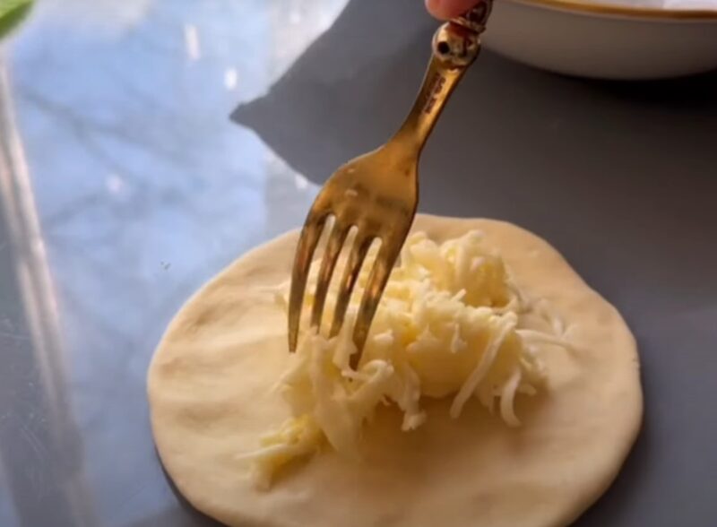 Вы точно сейчас пойдете на кухню. Вкусные булочки и пирожки с начинкой: 2 рецепта на сковороде