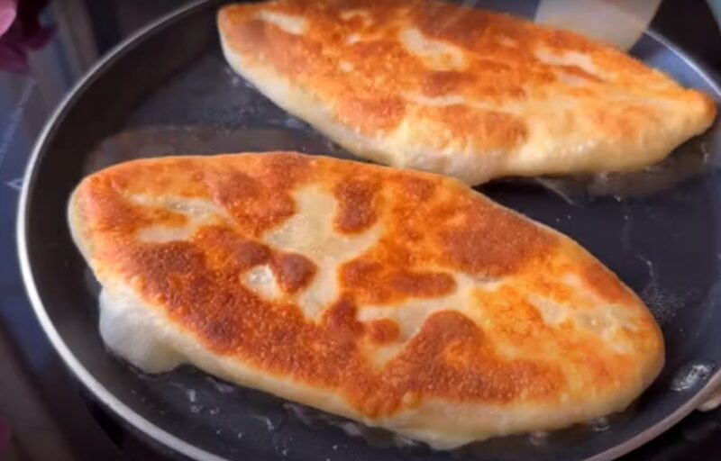 Вы точно сейчас пойдете на кухню. Вкусные булочки и пирожки с начинкой: 2 рецепта на сковороде