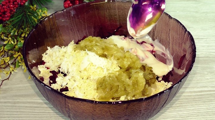 Чем проще, тем вкуснее. Зимой всегда готовлю эту закуску из свеклы: рецепт витаминного салата