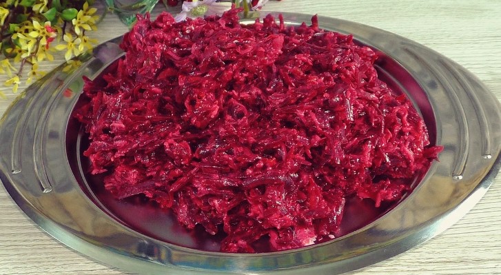 Чем проще, тем вкуснее. Зимой всегда готовлю эту закуску из свеклы: рецепт витаминного салата