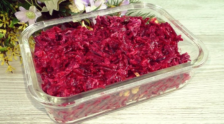Чем проще, тем вкуснее. Зимой всегда готовлю эту закуску из свеклы: рецепт витаминного салата