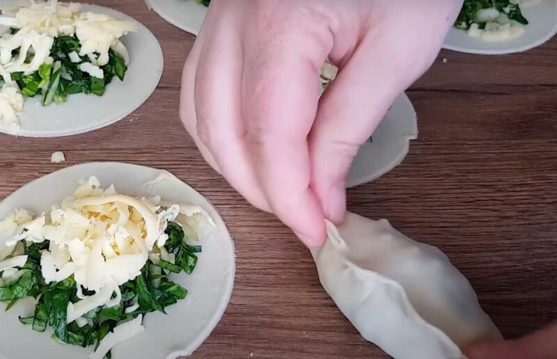 Мука, вода и зелень. Вкусные чебуреки с необычной начинкой: не устаю готовить их каждый день