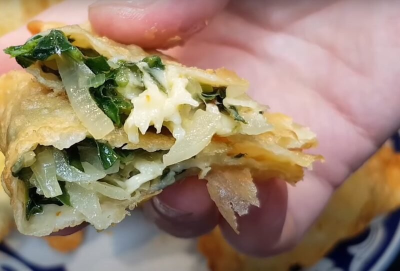 Мука, вода и зелень. Вкусные чебуреки с необычной начинкой: не устаю готовить их каждый день