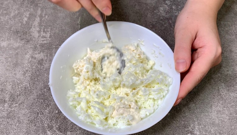 Беру крабовые палочки и сырок. Рецепт вкусного праздничного рулета: и никакого лаваша не надо