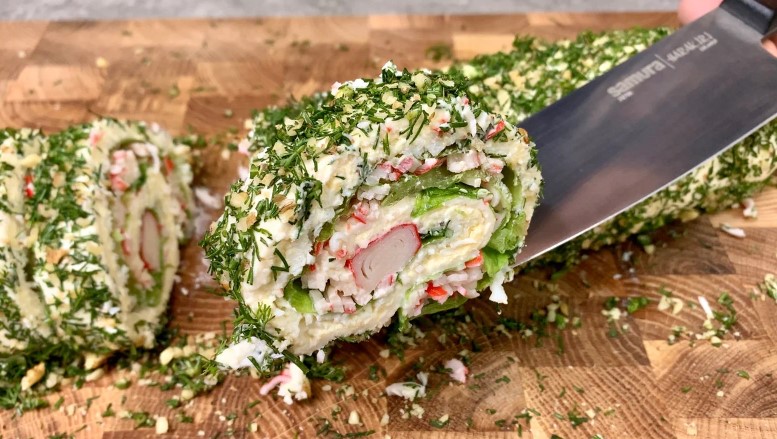 Беру крабовые палочки и сырок. Рецепт вкусного праздничного рулета: и никакого лаваша не надо