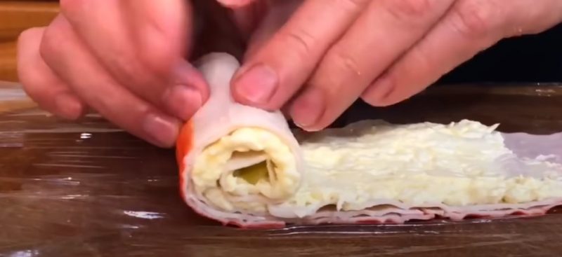 Новая быстрая закуска на праздничный стол. Нежный рулет из крабовых палочек