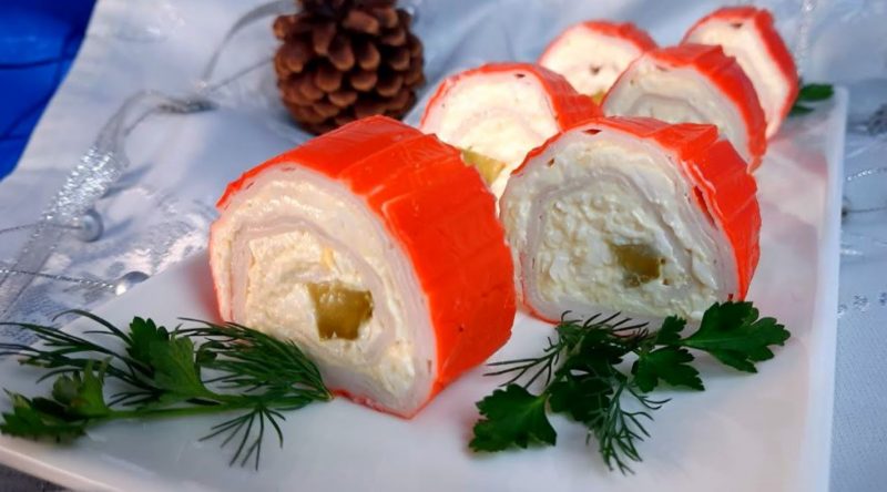 Новая быстрая закуска на праздничный стол. Нежный рулет из крабовых палочек