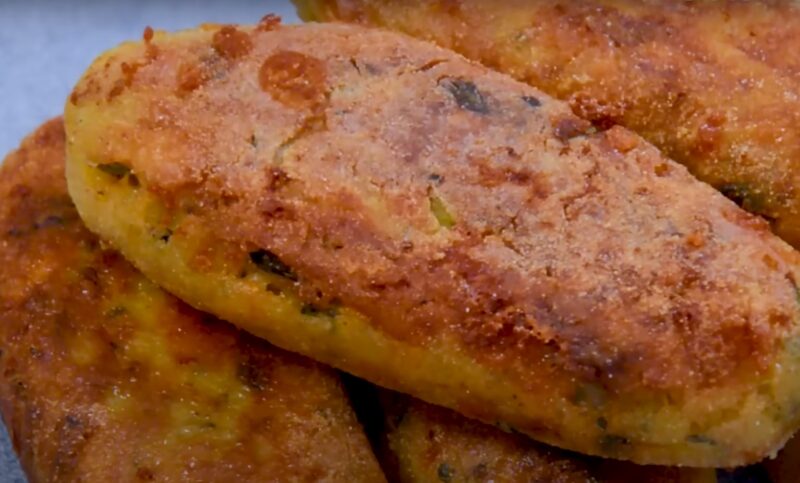 Возьмите 1 кабачок, 2 картошки и 2 яйца. Самые вкусные кабачковые котлеты: готовлю так постоянно