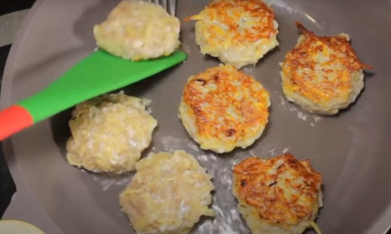 Беру немного фарша, картофель и 1 луковицу. Вкусные тефтели с подливой: вкусно, сытно и быстро