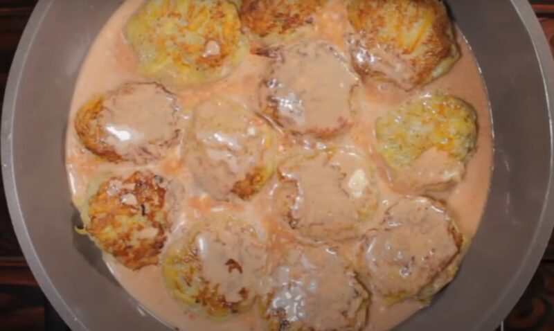 Беру немного фарша, картофель и 1 луковицу. Вкусные тефтели с подливой: вкусно, сытно и быстро