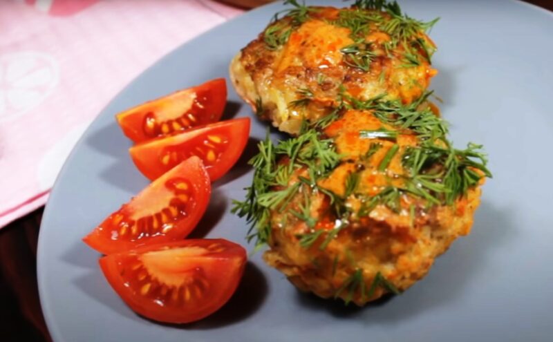 Беру немного фарша, картофель и 1 луковицу. Вкусные тефтели с подливой: вкусно, сытно и быстро