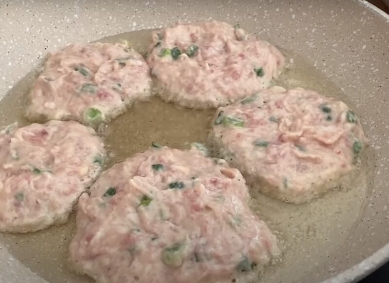 Просто смешайте кефир с фаршем. Вкусный и сытный завтрак на сковороде: простой рецепт
