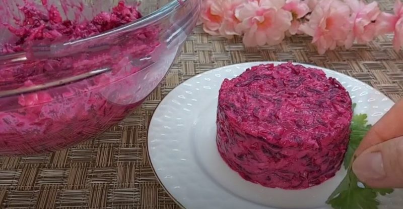 Готовится быстро, съедается еще быстрее! Салат из свеклы на каждый день