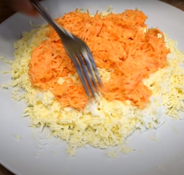 Салат «Французский поцелуй. Вкусный, нежный и воздушный: ем и не могу остановиться