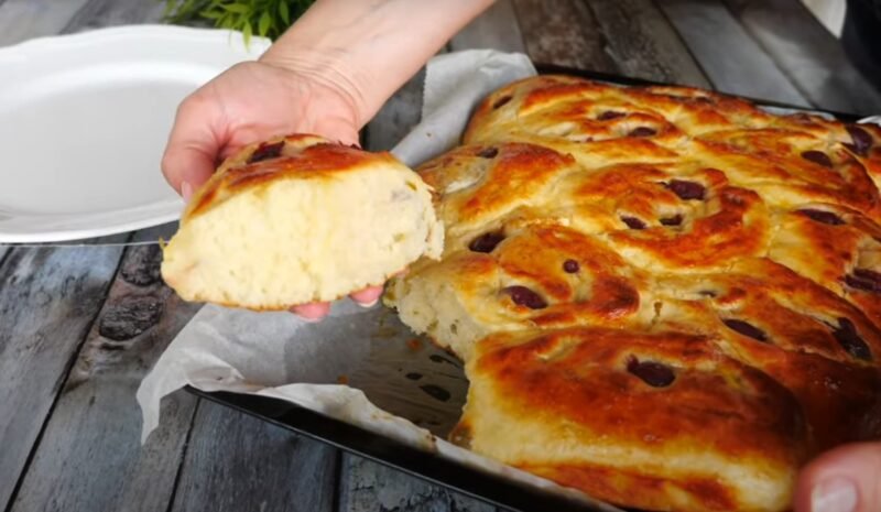 Сдобные булочки с вишней. Воздушные, как облачко