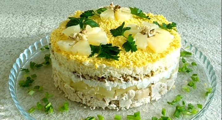 Салат "Дамский каприз" с курицей и ананасами. Оригинальный рецепт