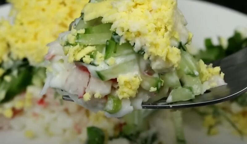 Салат с крабовыми палочками "Нежность". Весенний и лёгкий: простой и вкусный рецепт