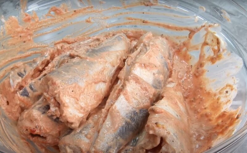 Вкуснее, чем жареная рыба. Гости из Испании научили меня вкусно готовить дешёвую рыбу: рецепт удивляет