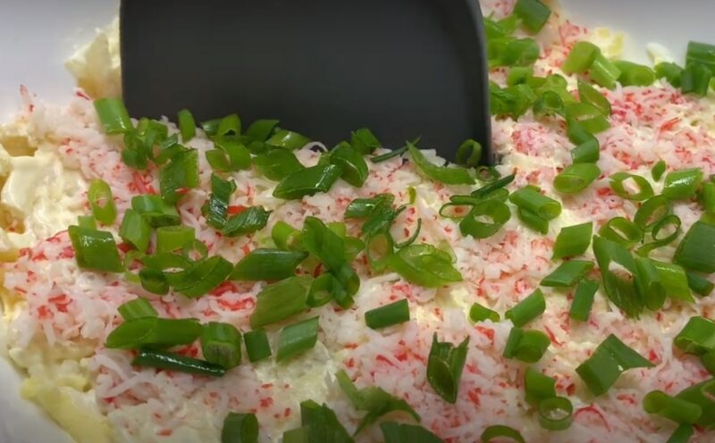 Вкусный салат “Нежная женщина”. Попробовал в гостях и не смог устоять: готовлю на все праздники