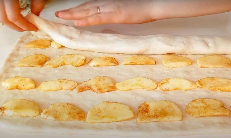 Нарезала дольками яблоки и завернула их в тесто. Оладьи с яблоками на завтрак для всей семьи