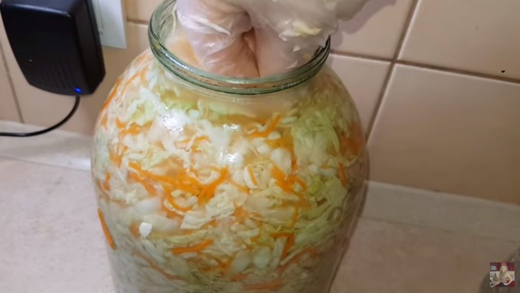 Хрустящая квашеная капуста, которая отлично хранится. Мама рассказала все секреты закваски