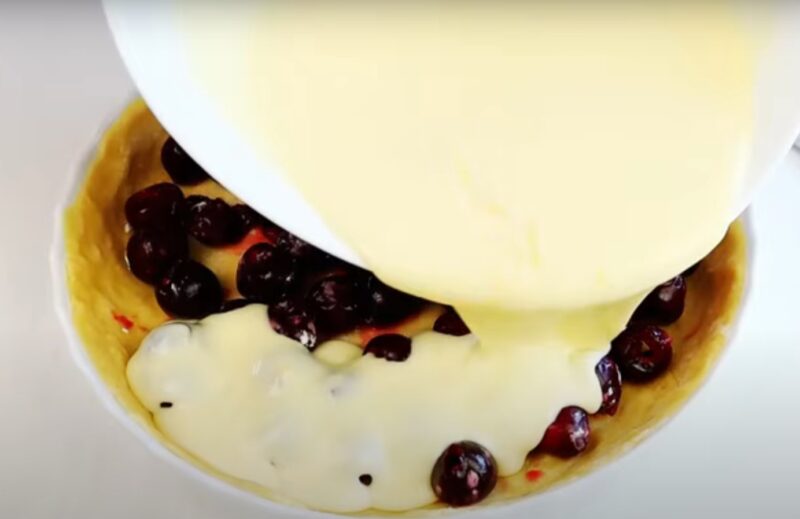 Ягодный пирог с кремовой начинкой. Простой и вкусный рецепт