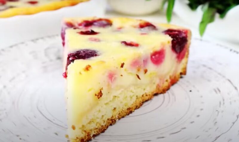 Ягодный пирог с кремовой начинкой. Простой и вкусный рецепт