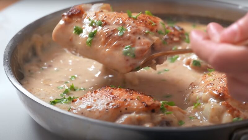 Курица в сметанном соусе: вкусно и просто. Почему я не знала этот рецепт раньше