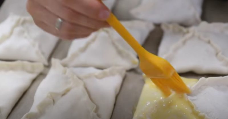 Куриные слойки из кондитерской: повар поделился рецептом. Сытно и очень вкусно