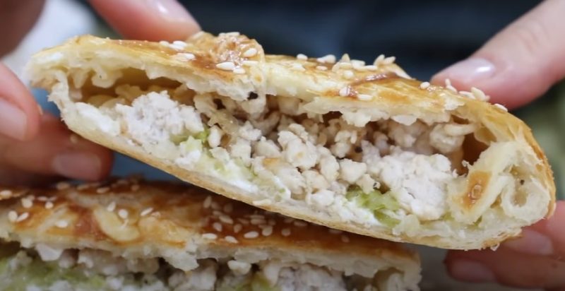 Куриные слойки из кондитерской: повар поделился рецептом. Сытно и очень вкусно