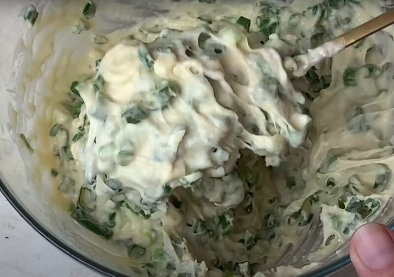 Беру 2 яйца и делаю самое простое тесто. Вылейте тесто на зелёный лук и вкусный завтрак для всей семьи на сковороде готов