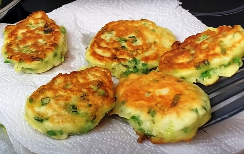 Беру 2 яйца и делаю самое простое тесто. Вылейте тесто на зелёный лук и вкусный завтрак для всей семьи на сковороде готов