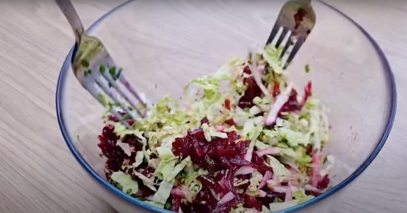 Боже, как вкусно. Подсели с мужем на этот салат: просто натрите свёклу