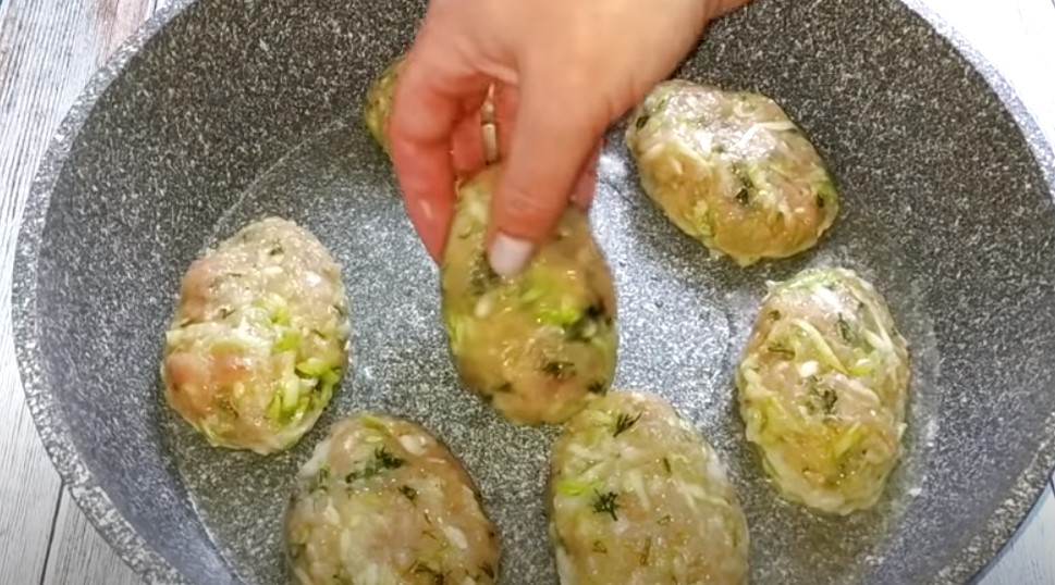 Если готовлю летом котлеты, то только так и никак по другому! Сочные и нежные котлеты!