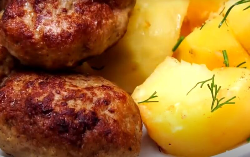 "Котлеты на Подушке". К приходу гостей всегда готовлю этот рецепт: что может быть вкуснее котлеток и картошки