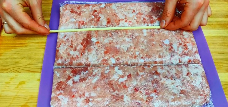 Попался необычный способ заготовки мясного фарша: теперь место в морозилке свободного полно и размораживается быстро