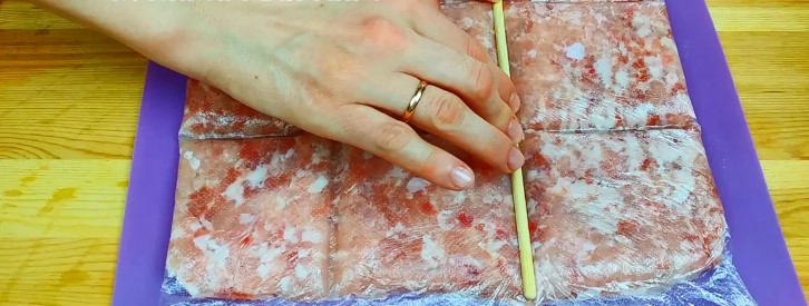 Попался необычный способ заготовки мясного фарша: теперь место в морозилке свободного полно и размораживается быстро