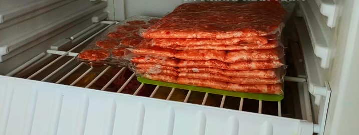 Попался необычный способ заготовки мясного фарша: теперь место в морозилке свободного полно и размораживается быстро