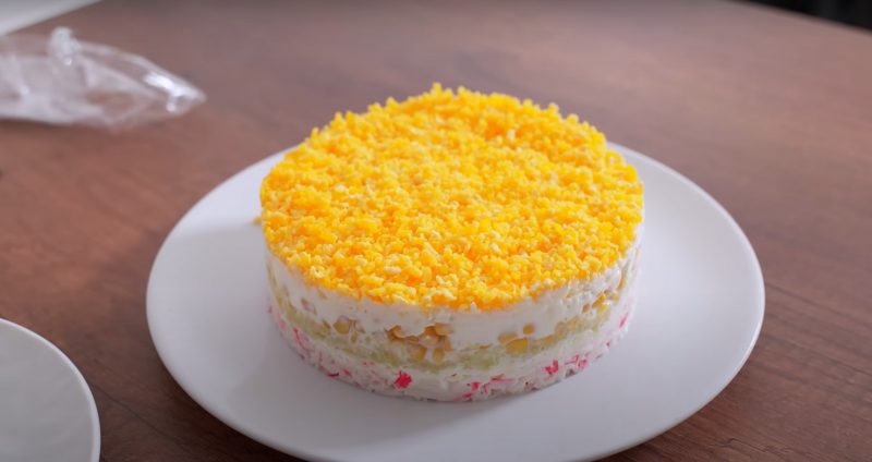 Салат с крабовыми палочками и кукурузой. Шикарный салат на Новый Год 2023