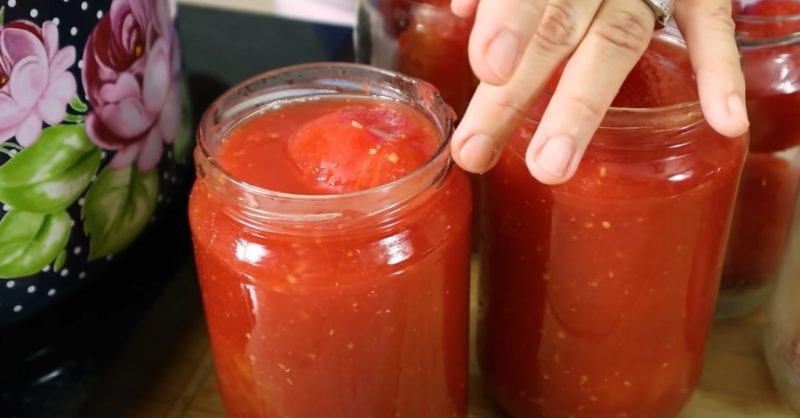 В сезон заготавливаю в большом количестве: отварные помидоры на зиму. Томаты в собственном соку