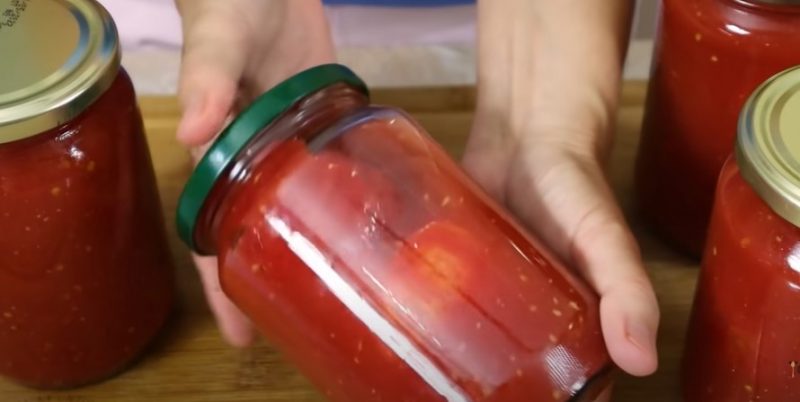 В сезон заготавливаю в большом количестве: отварные помидоры на зиму. Томаты в собственном соку