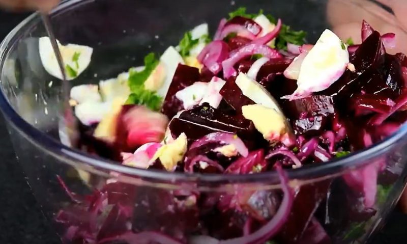 Всего 4 простых продукта в составе. Обалденно вкусный салат: готовим через день