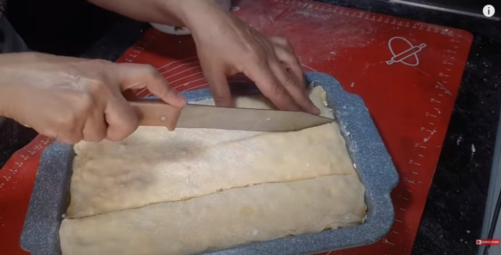 Я просто залила молоком пирог в духовке! Простая слоистая выпечка с начинкой