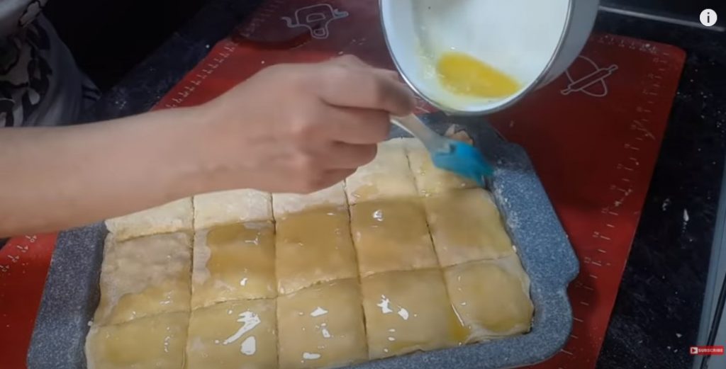 Я просто залила молоком пирог в духовке! Простая слоистая выпечка с начинкой