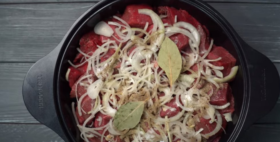 Один раз готовлю так мясо и месяц только гарниры меняю. Мясо тает во рту. Домашняя тушенка