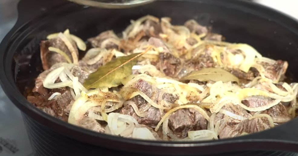 Один раз готовлю так мясо и месяц только гарниры меняю. Мясо тает во рту. Домашняя тушенка