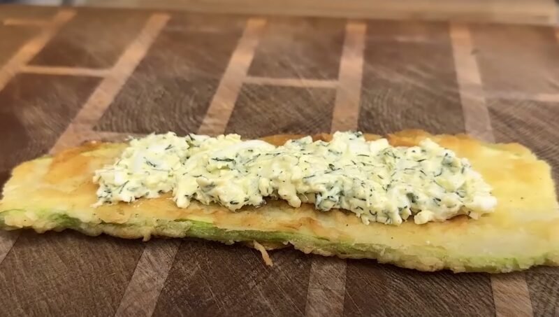 Лучшая закуска лета: кабачковые рулетики с неожиданной начинкой. Рецепт без лишних хлопот