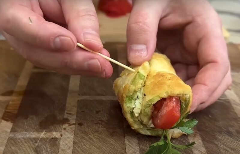 Лучшая закуска лета: кабачковые рулетики с неожиданной начинкой. Рецепт без лишних хлопот