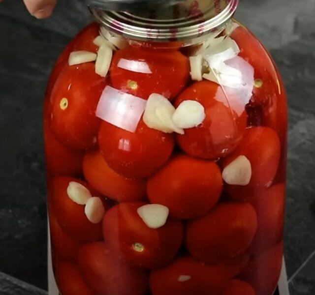 «Королевская Сладость» на зиму: рассол исчезает первым, а помидоры остаются. Один рецепт — два удовольствия